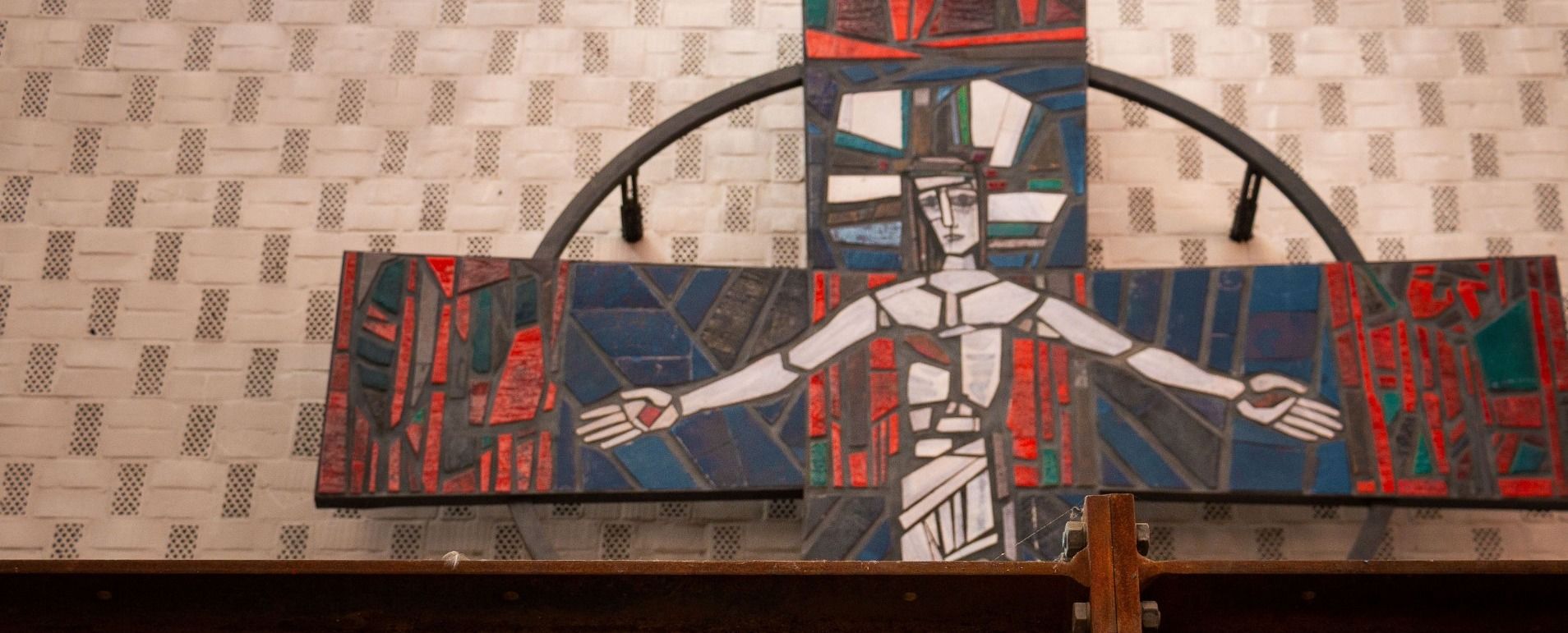 Aus den Trümmern nach dem Einsturz des Daches der St. Elisabethkirche Kassel ragte damals das Kreuz hinter dem Altar hervor. Darauf bezieht sich Pfarrer André Lemmer in dem Gottesdienst am 14. September in St. Bonifatius.