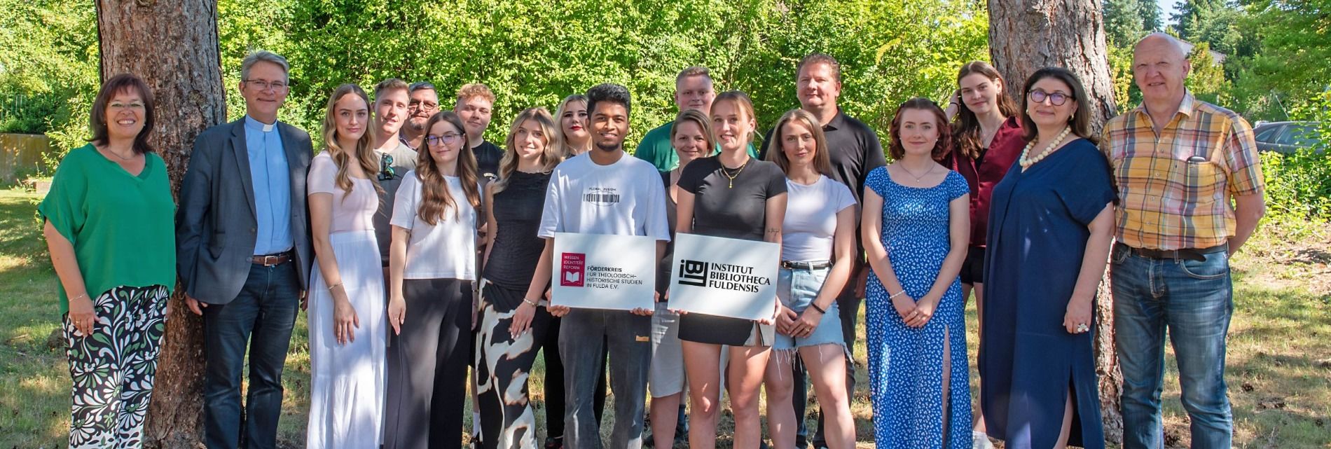 Die beteiligten Berufsschüler sowie Vertreterinnen und Vertreter des Institutes Bibliotheca Fuldensis und des Förderkreises für theologisch-historische Studien in Fulda präsentieren die neuen Logos. 