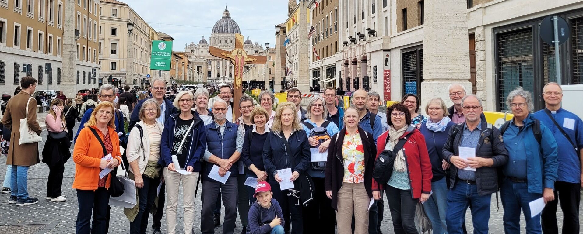 Ein Teil der Reisegruppe am Beginn des Pilgerwegs von der Engelsburg auf den Petersdom zu. 
