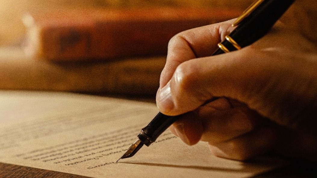 Bischof Dr. Michael Gerber gratuliert Dr. Alois Rhiel zum 75. Geburtstag (Symbolbild)