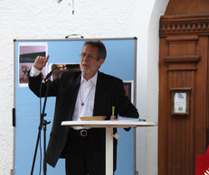 Pfarrer Faulhaber bei seinem Statement in Dietershausen im August 2020 